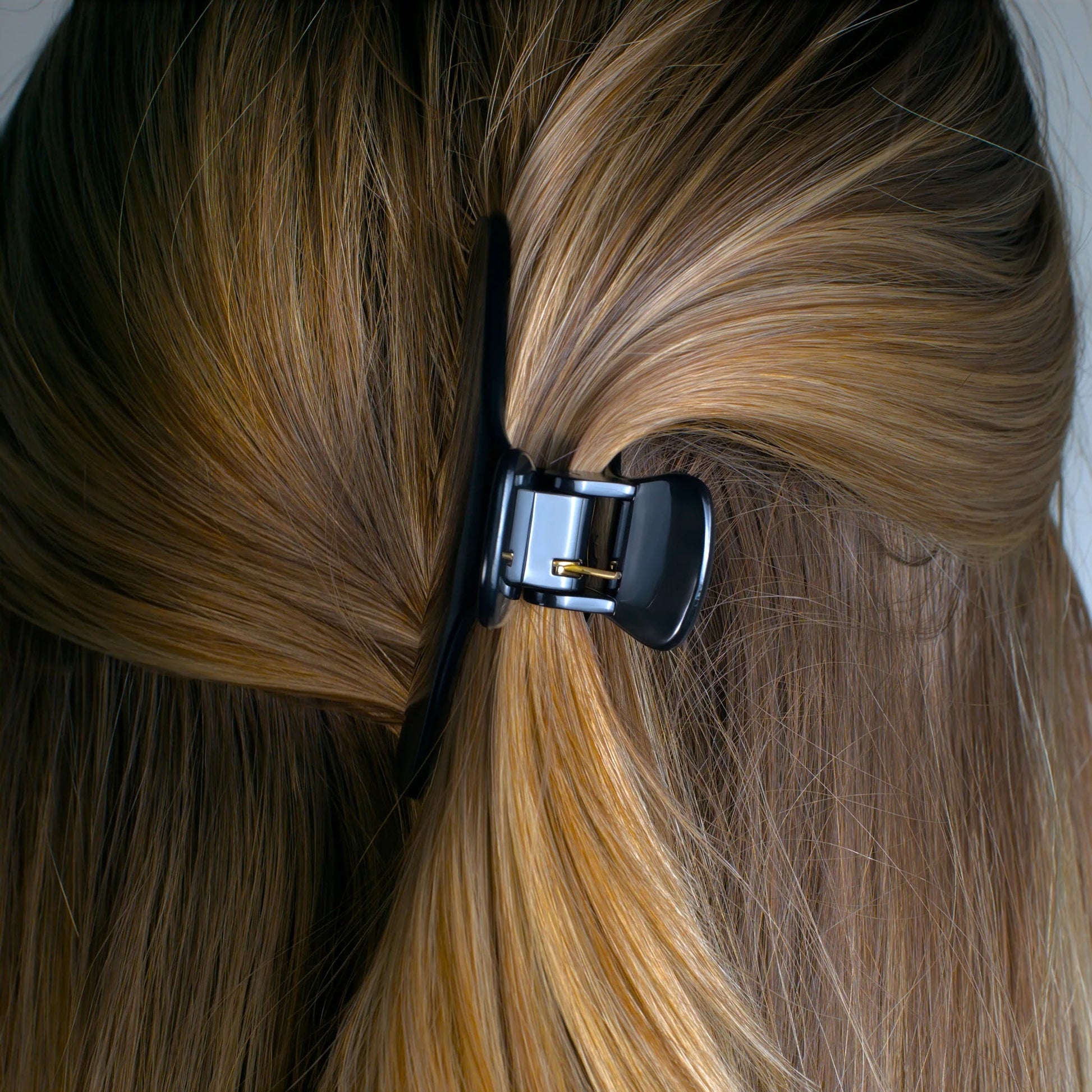 Bambi 8 internal spring mechanism close-up — durable hinge detail in Piano Black