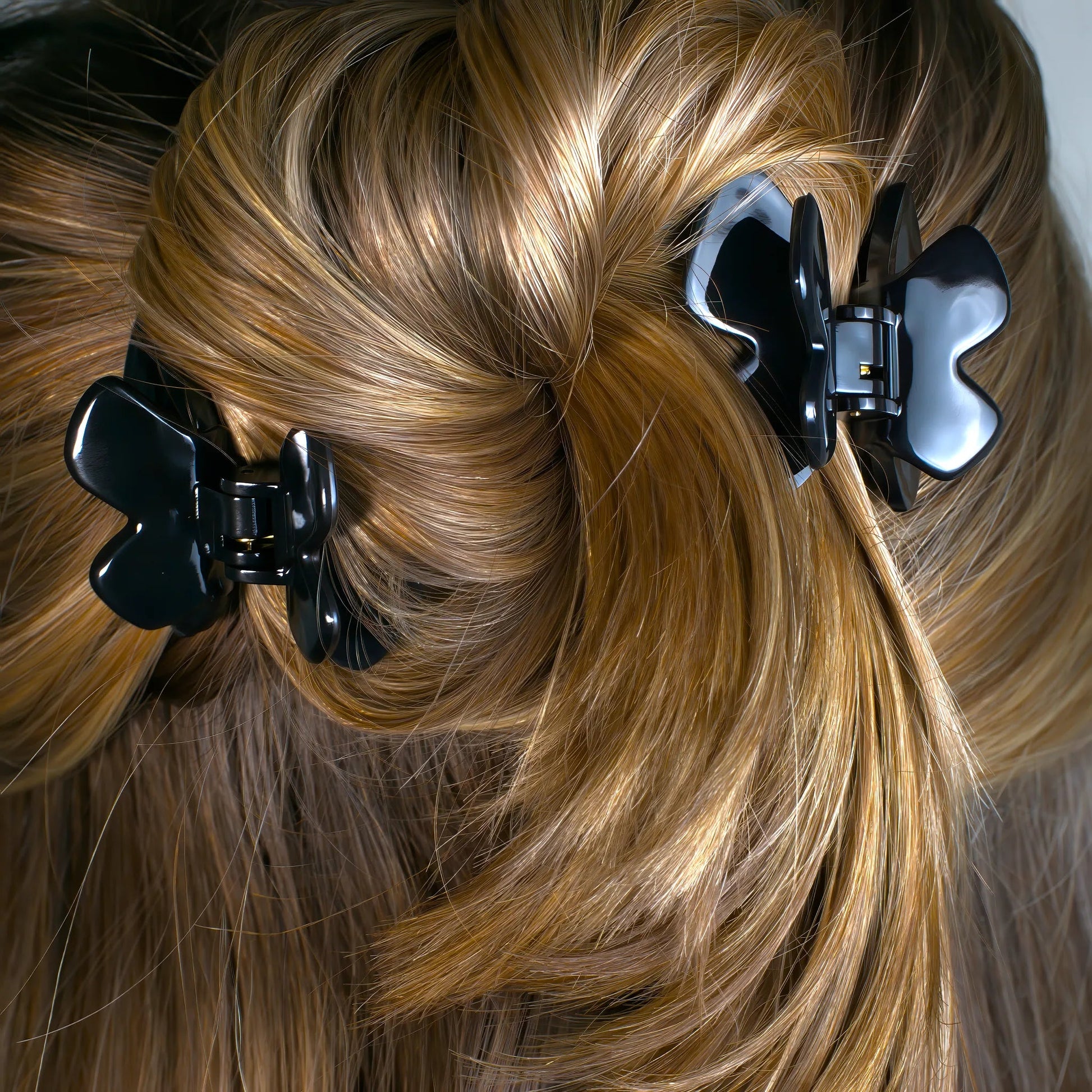 Phoebe 4 internal spring mechanism close-up — durable mini hinge in Piano Black